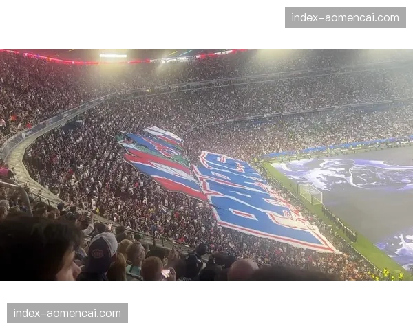 场边花絮：柏林赫塔球迷展示巨型TIFO致敬俱乐部成立百年