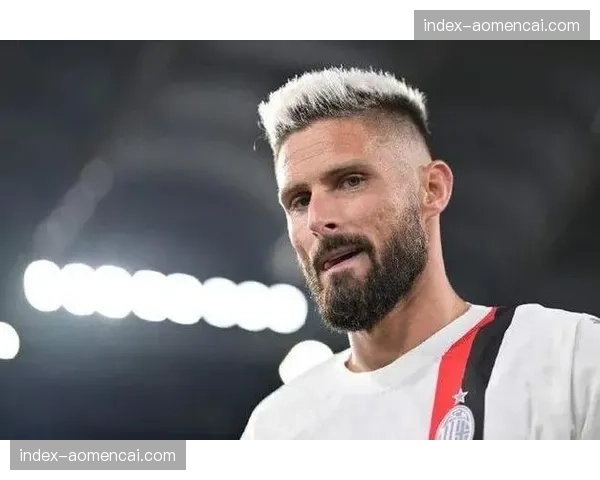 训练场上，39岁吉鲁指导年轻球员，传承经验与职业精神